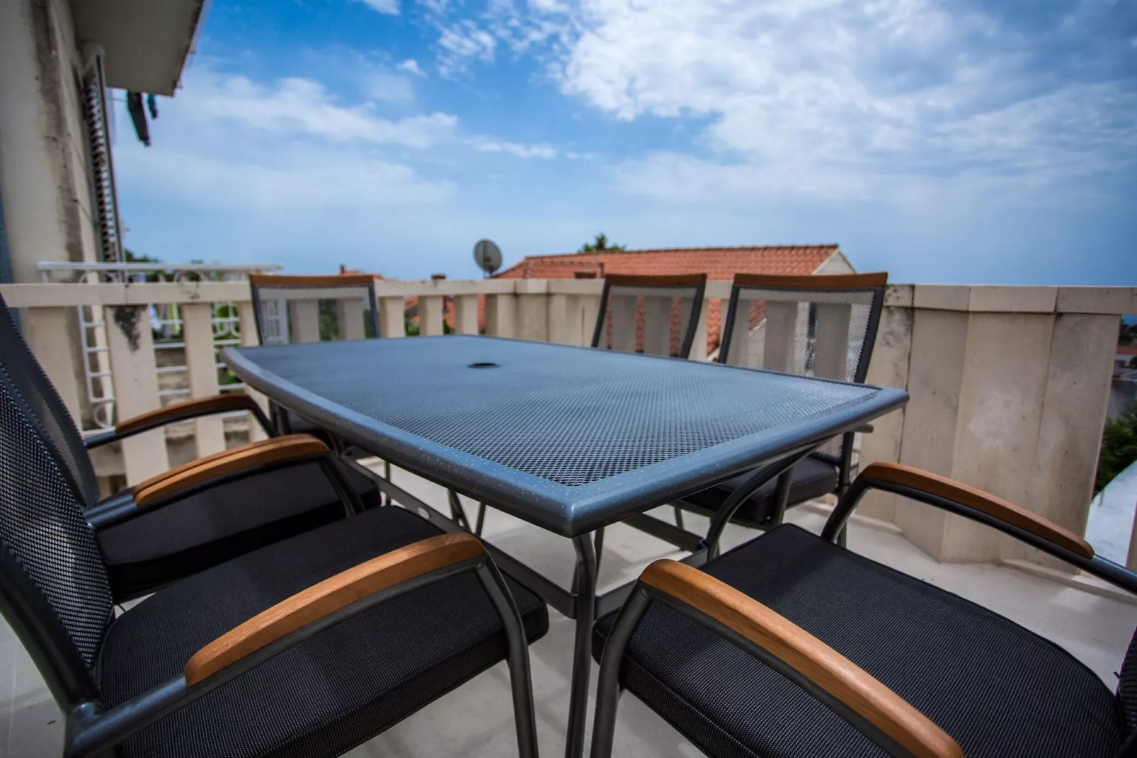 Serious Job Apartment - One Bedroom Apartment with Shared Terrace (veći)-Terrasse