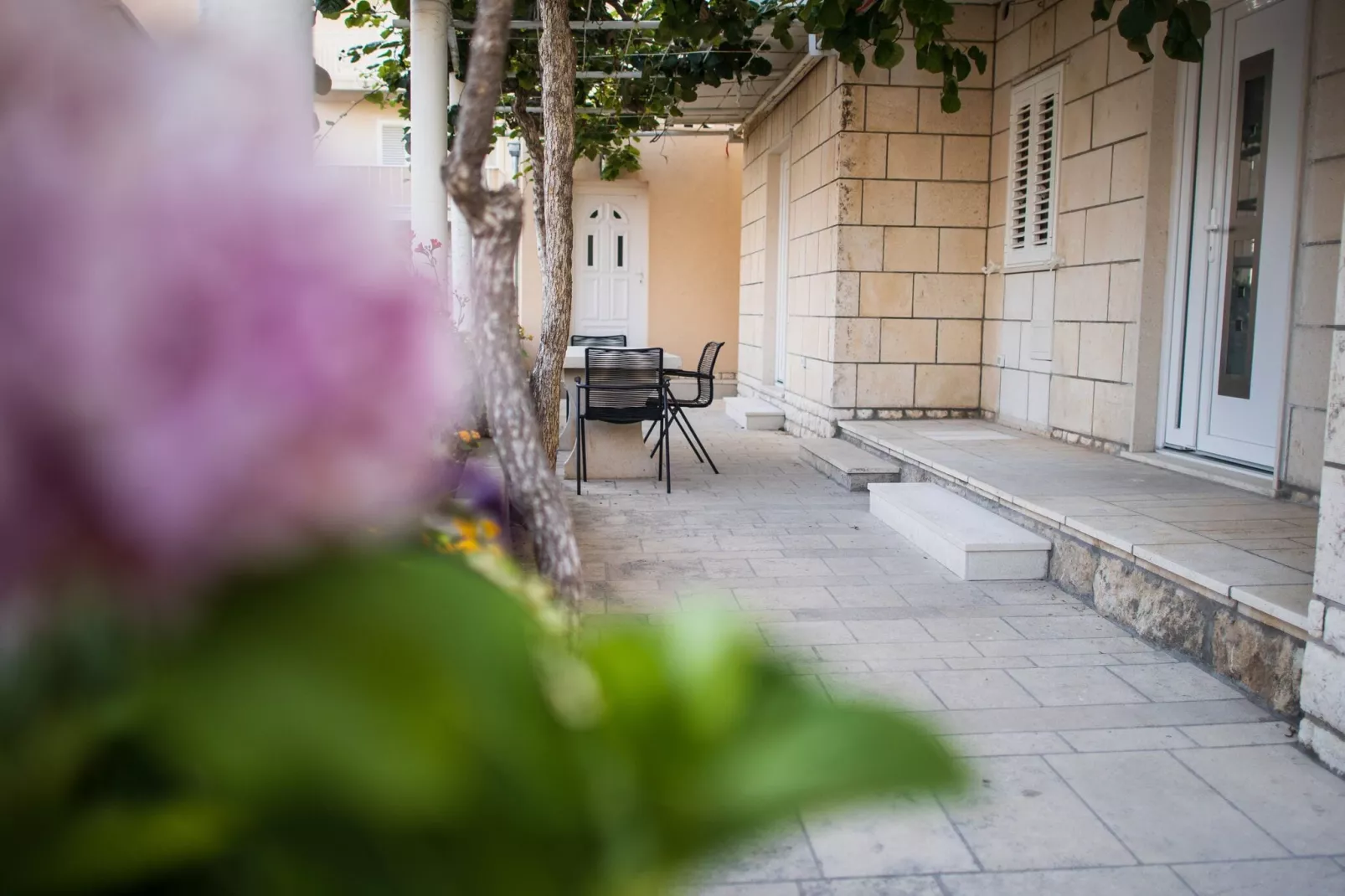 Serious Job Apartment - One Bedroom Apartment with Shared Terrace (veći)-Außenbereich