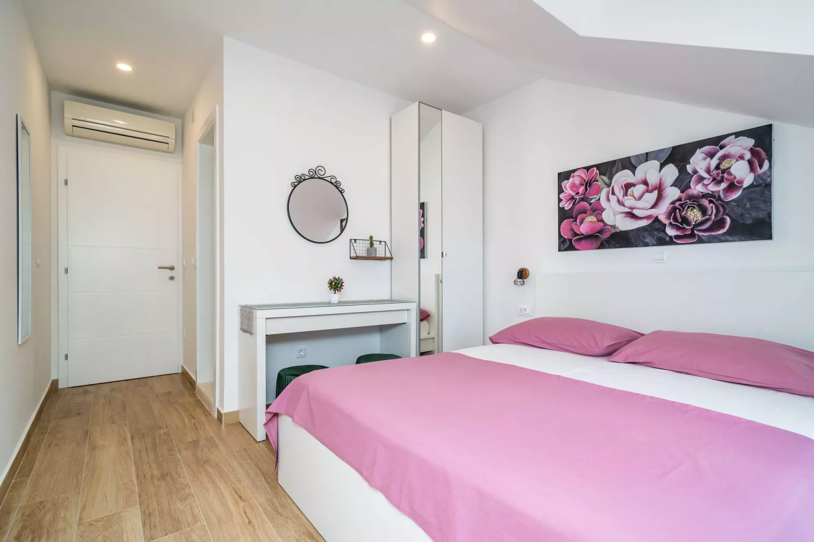 Apartment & Rooms Papa - Superior Double or Twin Room with Balcony and Partial Sea View (Soba 1)-Bedroom