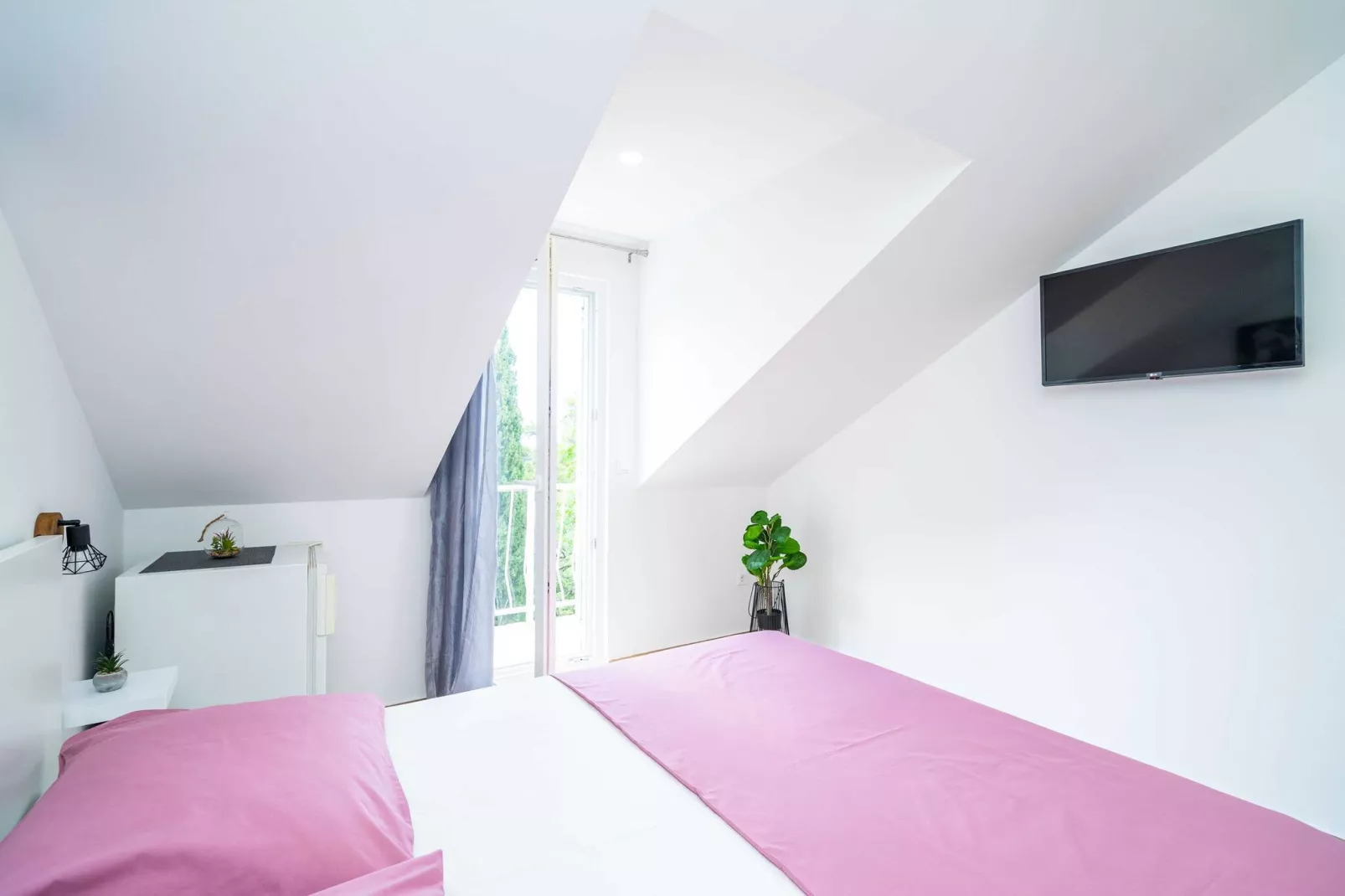 Apartment & Rooms Papa - Superior Double or Twin Room with Balcony and Partial Sea View (Soba 1)-Bedroom