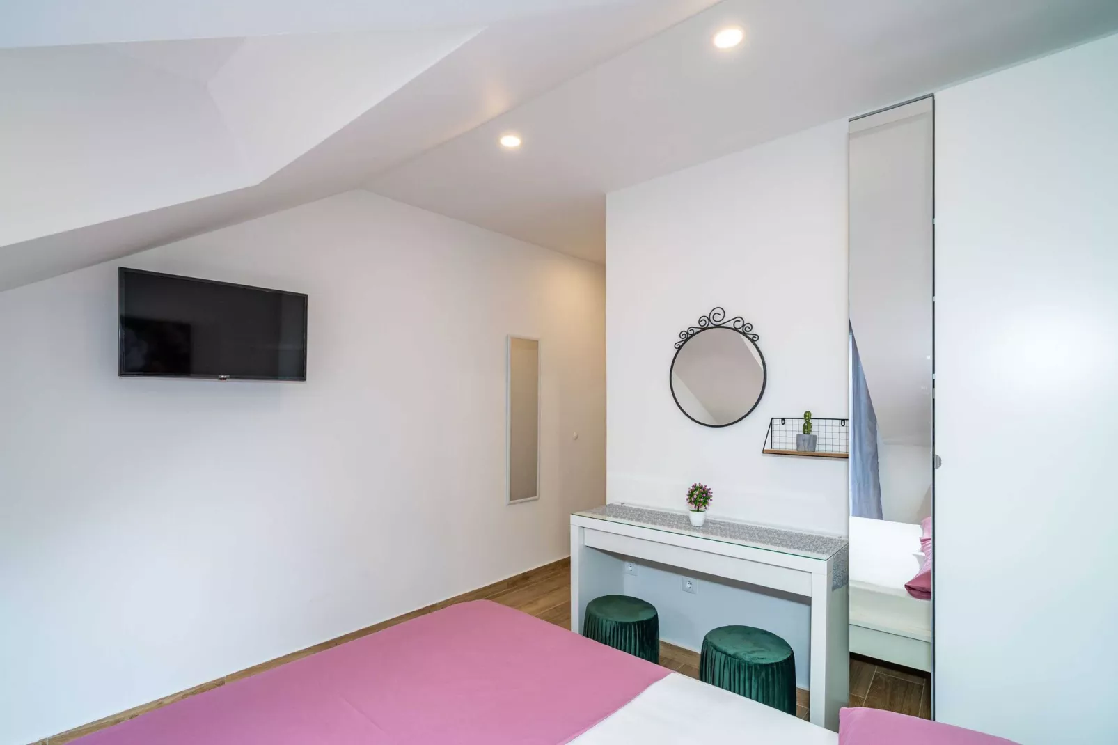 Apartment & Rooms Papa - Superior Double or Twin Room with Balcony and Partial Sea View (Soba 1)-Bedroom