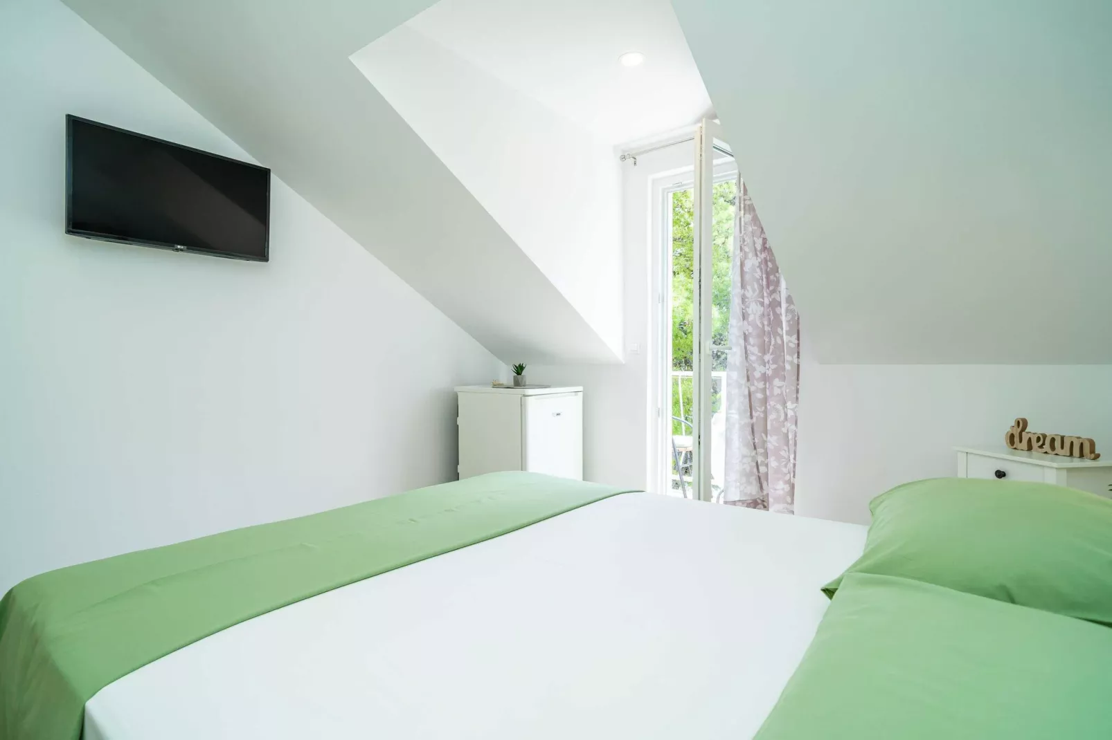 Apartment & Rooms Papa - Premium Double or Twin Room with Balcony and Partial Sea View (Soba 2)-Bedroom