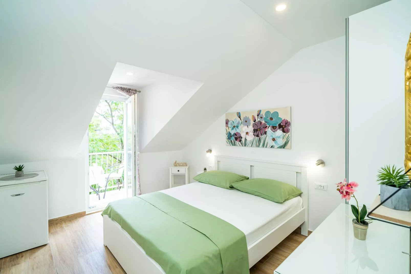 Apartment & Rooms Papa - Premium Double or Twin Room with Balcony and Partial Sea View (Soba 2)-Bedroom