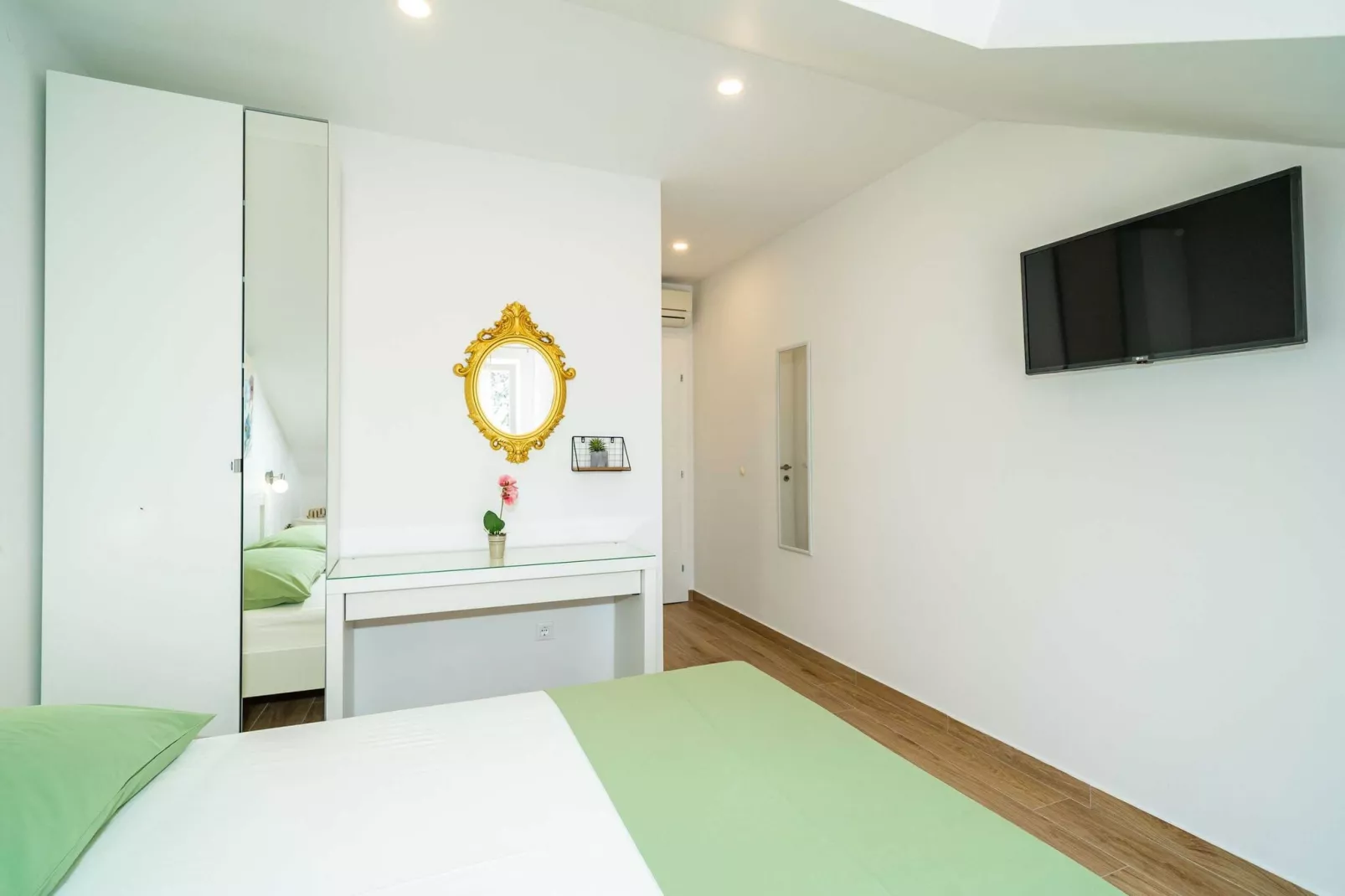 Apartment & Rooms Papa - Premium Double or Twin Room with Balcony and Partial Sea View (Soba 2)-Bedroom