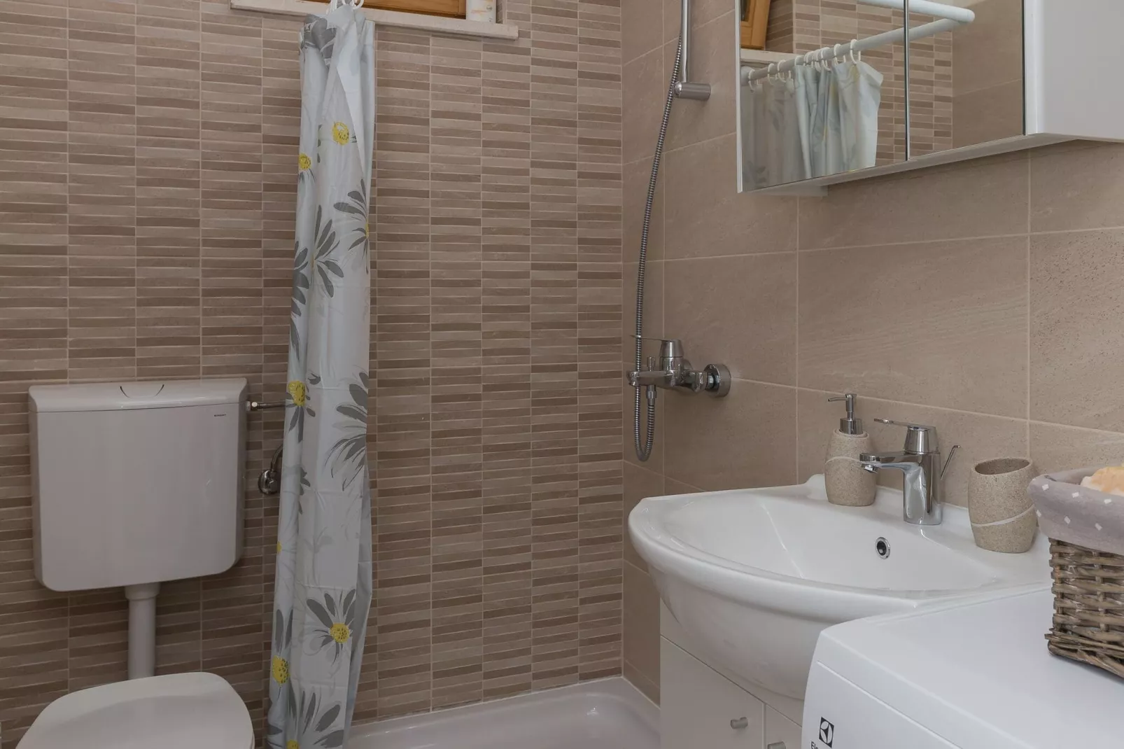 Apartment Kod Jadranke - Two Bedroom Apartment with Balcony and Sea View-Bathroom