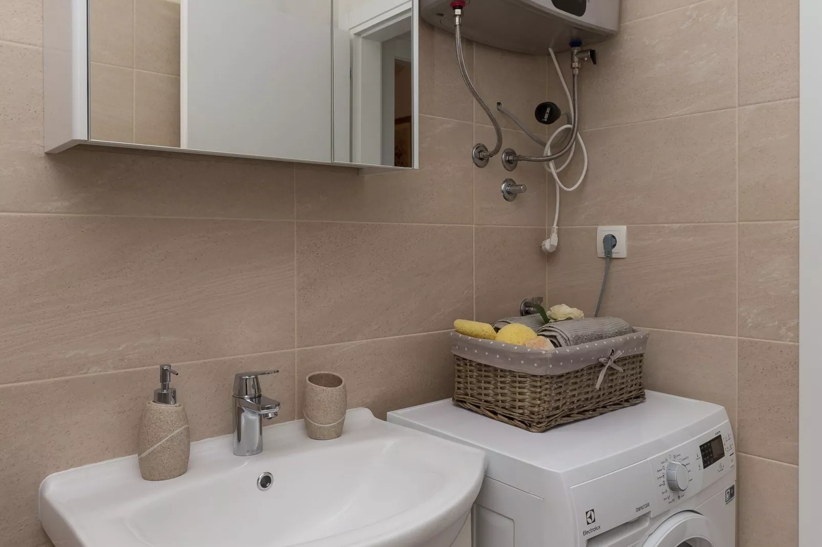 Apartment Kod Jadranke - Two Bedroom Apartment with Balcony and Sea View-Bathroom