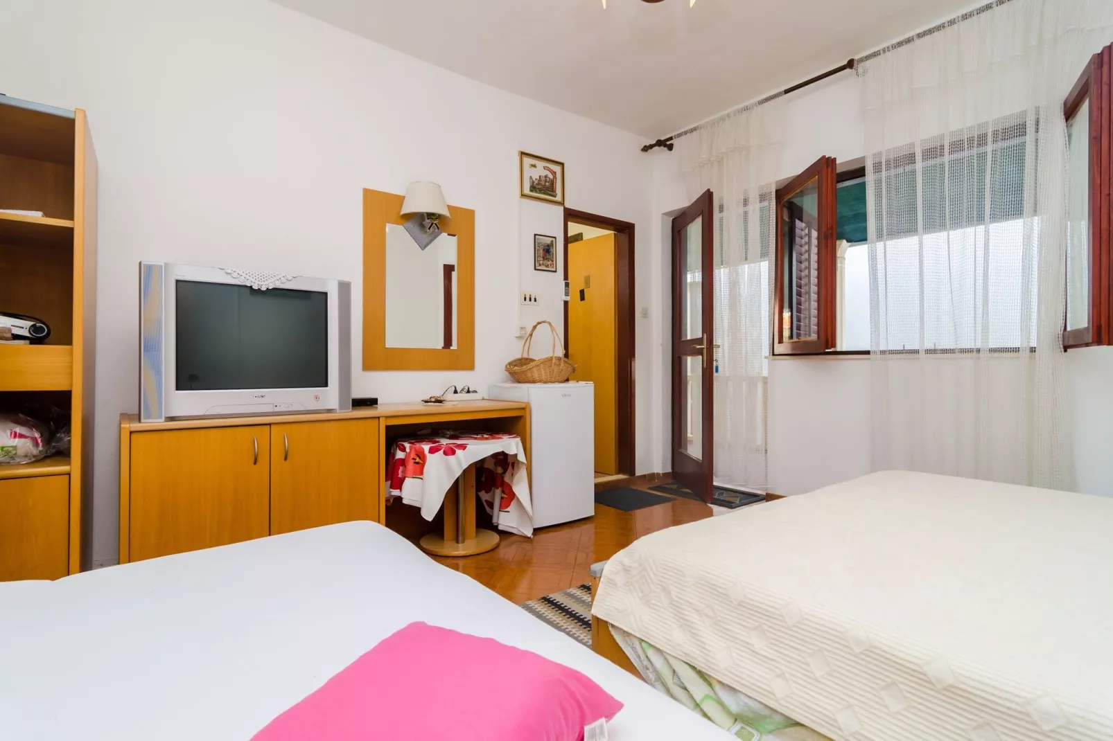 Apartments Rašica Molunat - Triple Room with Patio and Sea View (Soba sa kuhinjom)-Indoor