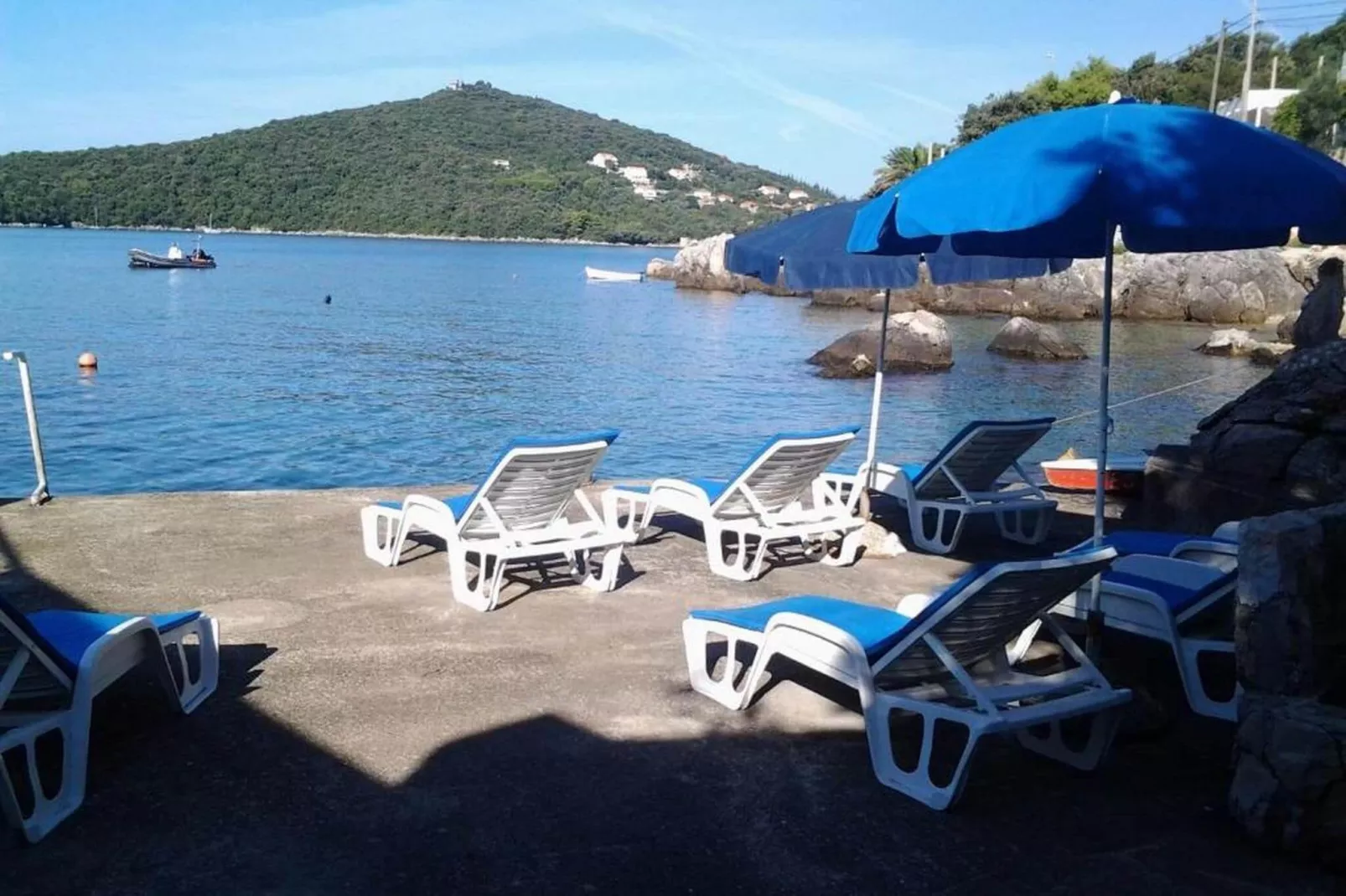Apartments Rašica Molunat - One Bedroom Apartment with Patio and Sea View (Soba do kamina)-Ambiente