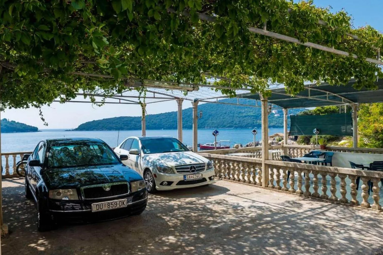 Apartments Rašica Molunat- Standard Studio Apartment with Patio and Side Sea View (Apt 14)-Parking