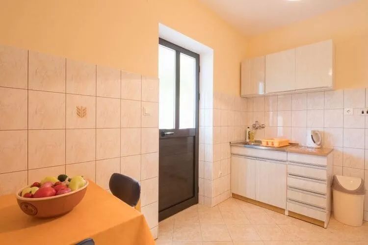 Apartments Saulan - One Bedroom Apartment with Balcony and Garden View (Molunat)-Kitchen