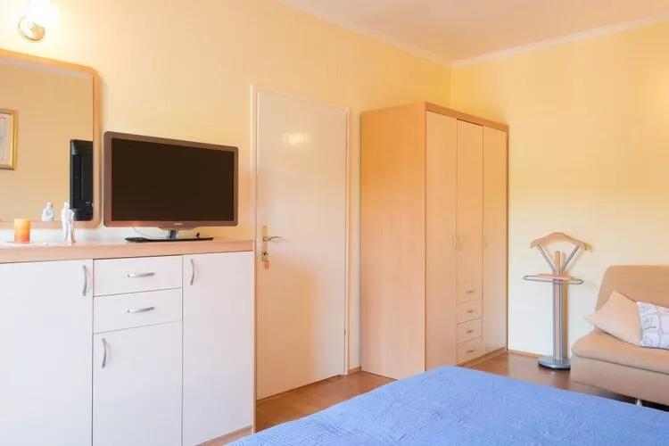 Apartments Saulan - One Bedroom Apartment with Balcony and Garden View (Molunat)-Bedroom