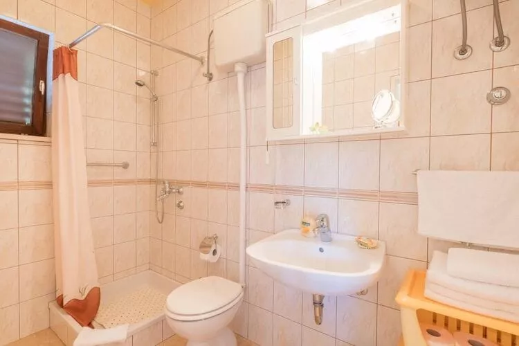 Apartments Saulan - One Bedroom Apartment with Balcony and Garden View (Molunat)-Bathroom