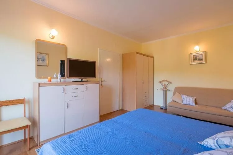 Apartments Saulan - One Bedroom Apartment with Balcony and Garden View (Molunat)-Indoor