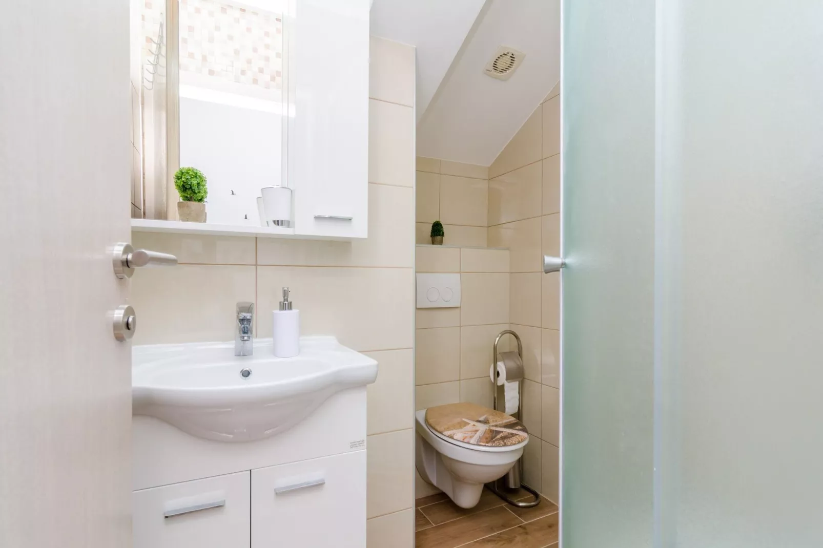 Apartments Donita - Standard Two Bedroom Apartment with Balcony and Sea View-Bathroom
