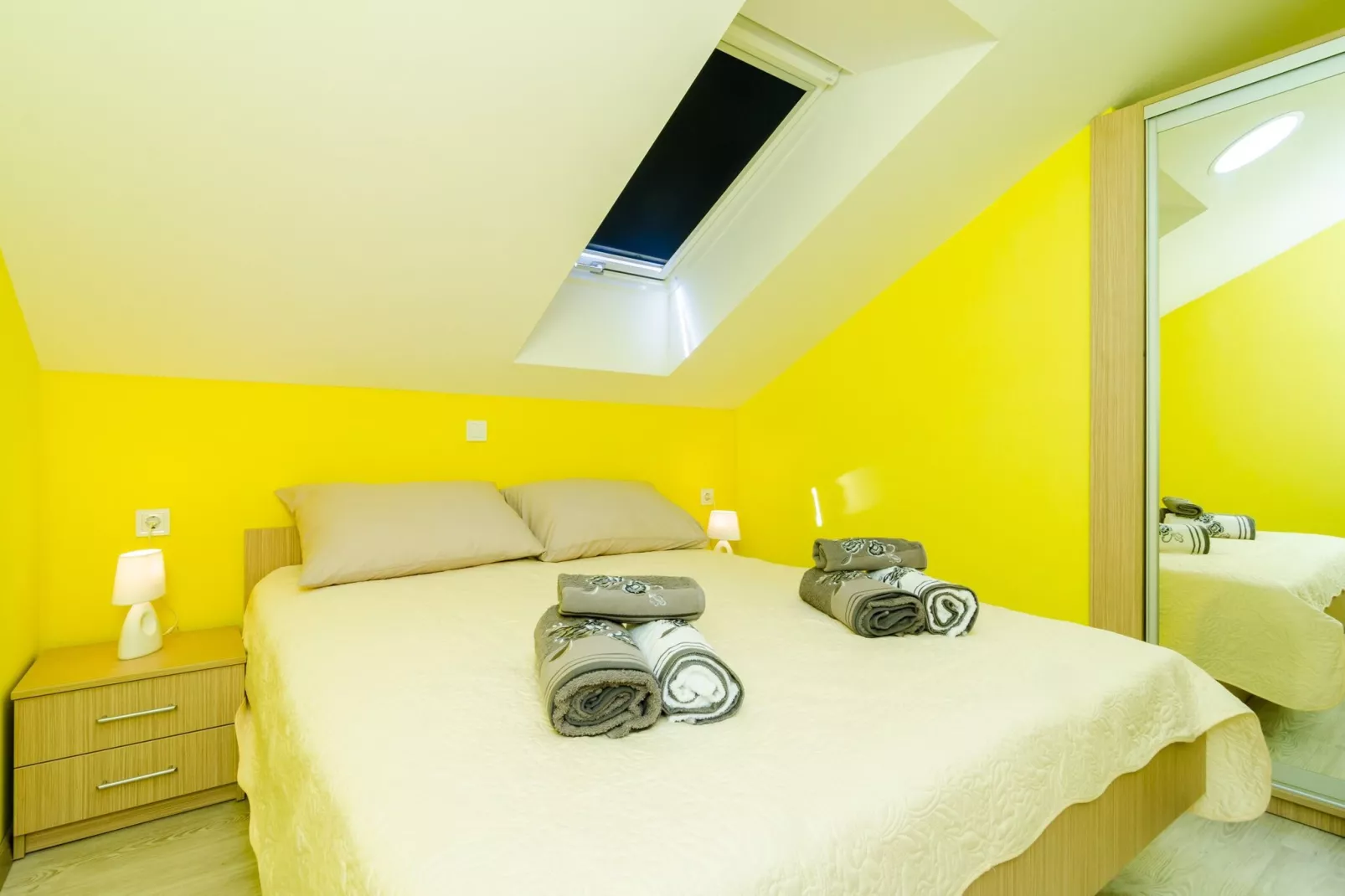 Apartments Donita - Comfort Two Bedroom Apartment with Balcony and Sea View-Bedroom