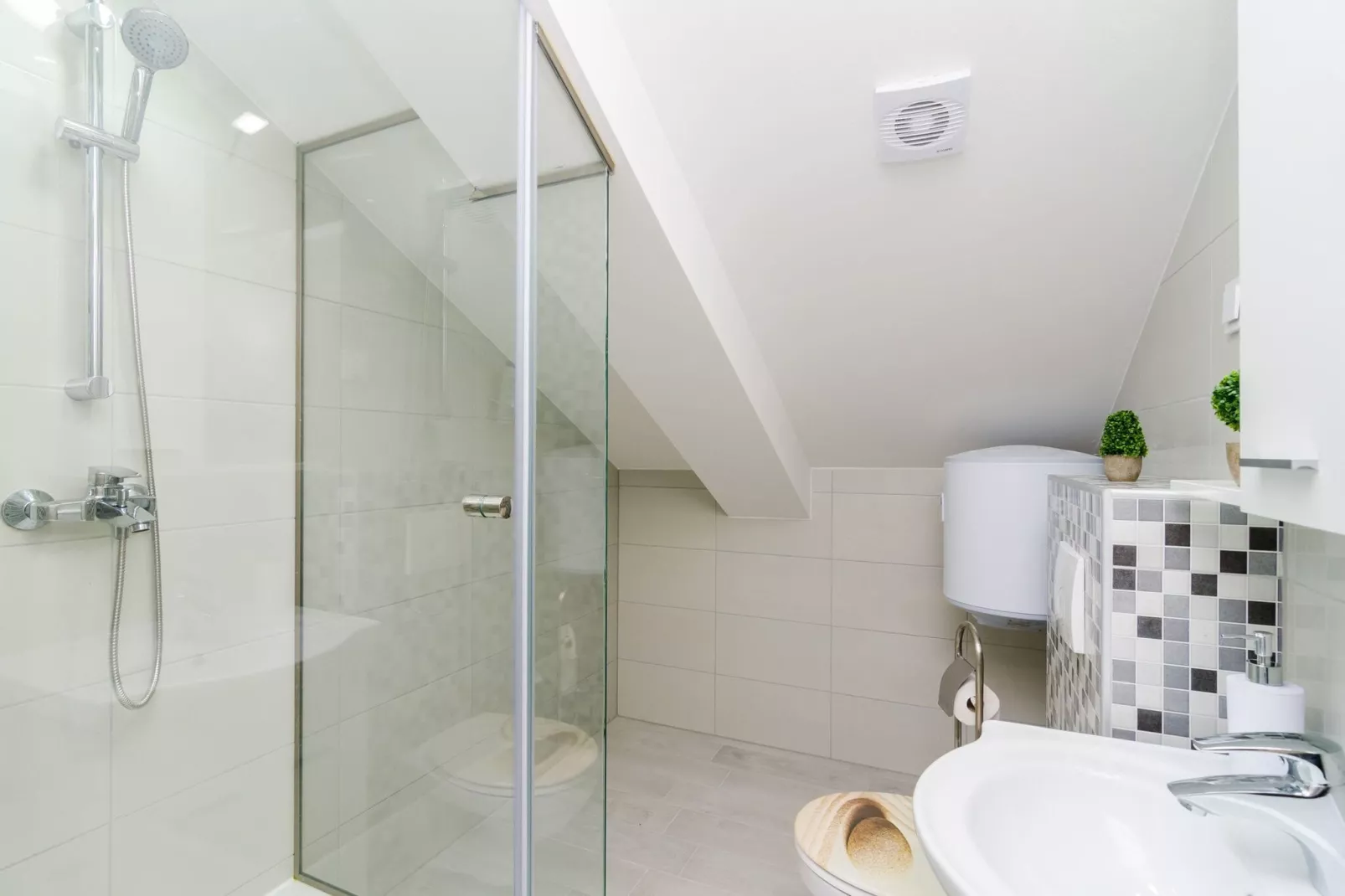 Apartments Donita - Comfort Two Bedroom Apartment with Balcony and Sea View-Bathroom