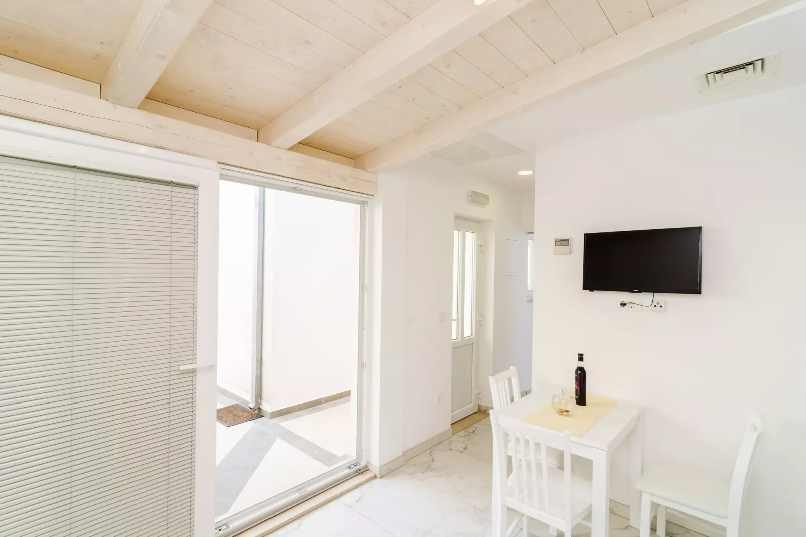 Apartment Riki - Studio Apartment with Balcony and City View A2-Dining room
