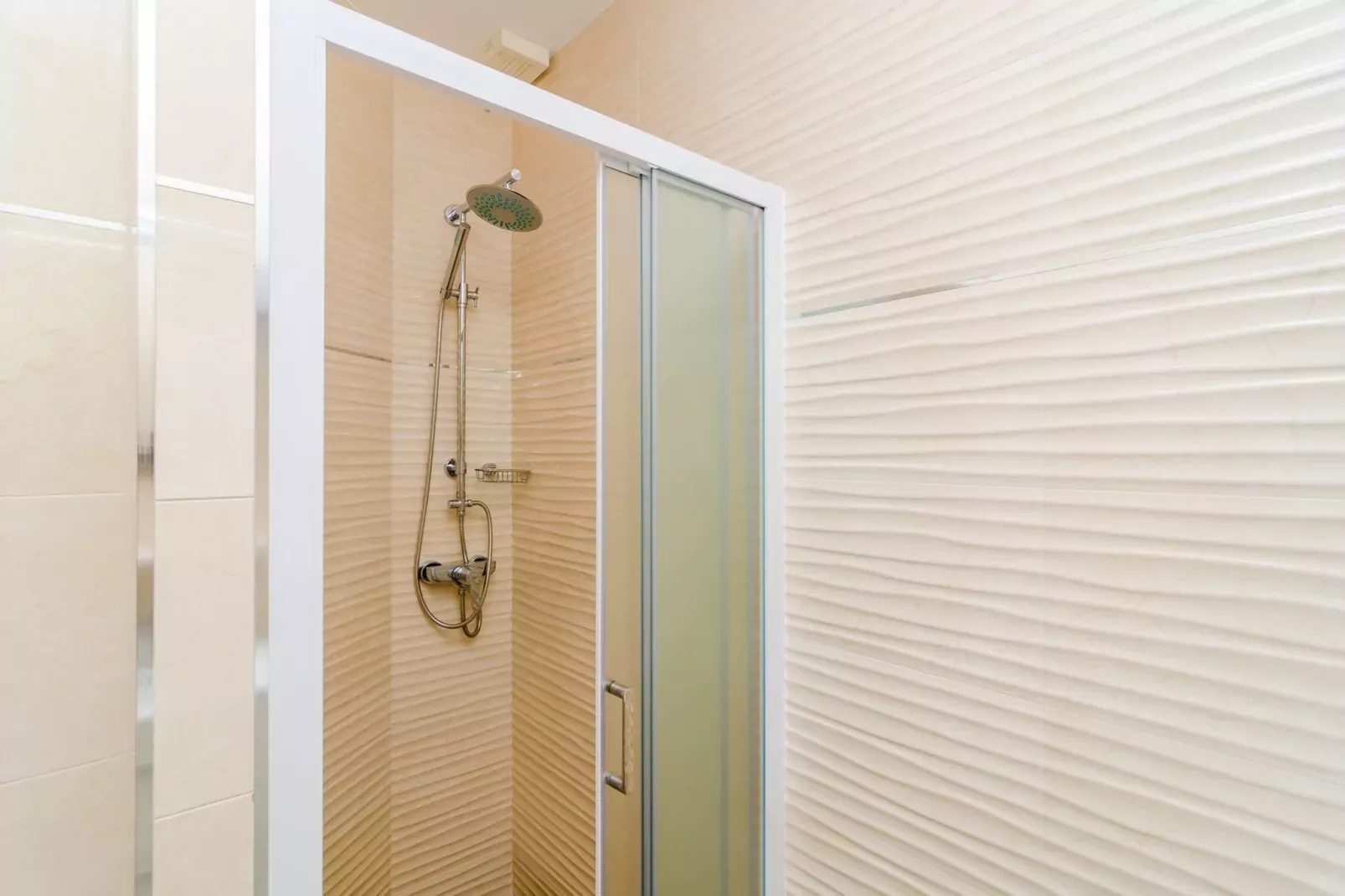 Apartment Riki - Studio Apartment with Balcony and City View A2-Bathroom