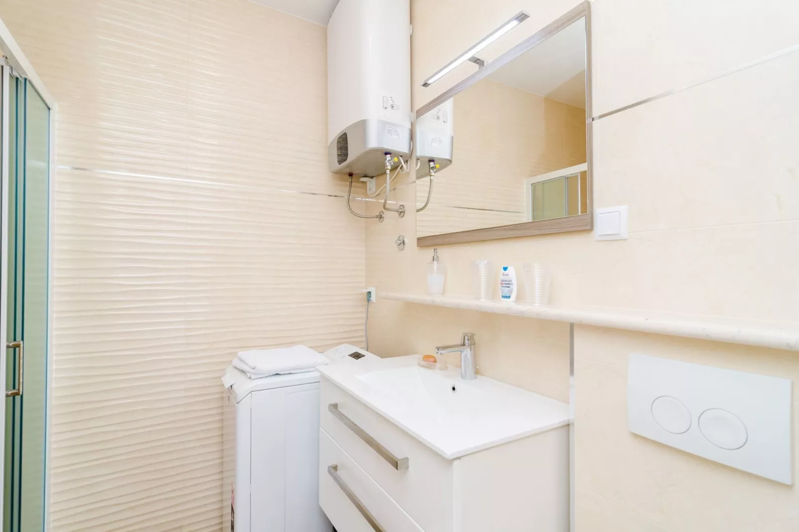 Apartment Riki - Studio Apartment with Balcony and City View A2-Bathroom