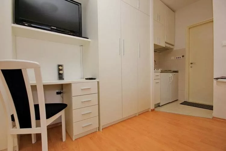 Apartment Charming Arena - One Bedroom Apartment with Terrace and Sea View-Wohnzimmer