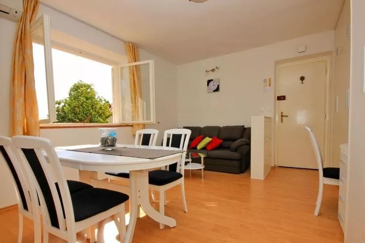 Apartment Charming Arena - One Bedroom Apartment with Terrace and Sea View-Esszimmer