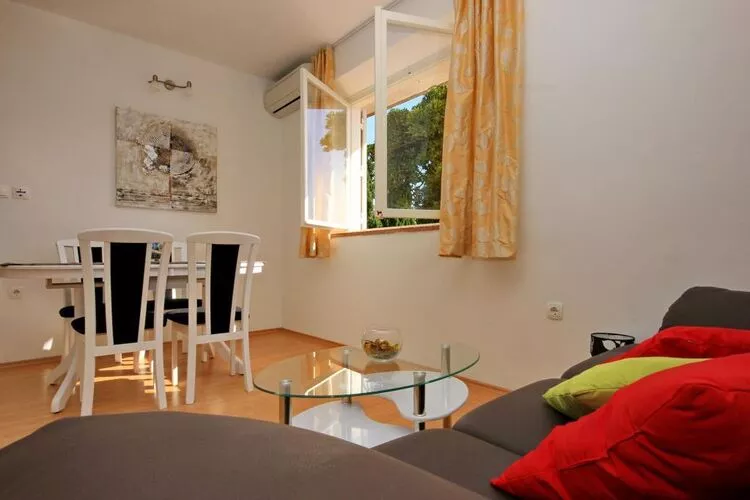 Apartment Charming Arena - One Bedroom Apartment with Terrace and Sea View-Esszimmer