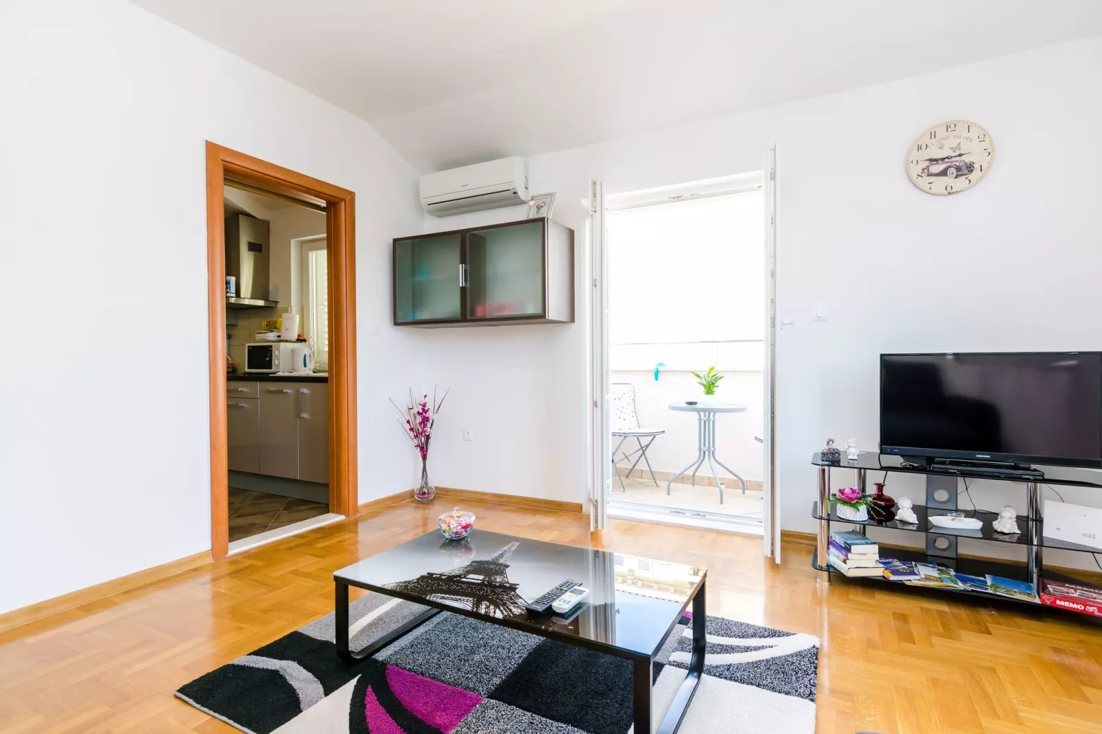 Ana Apartment - One Bedroom Apartment with Balcony-Living room