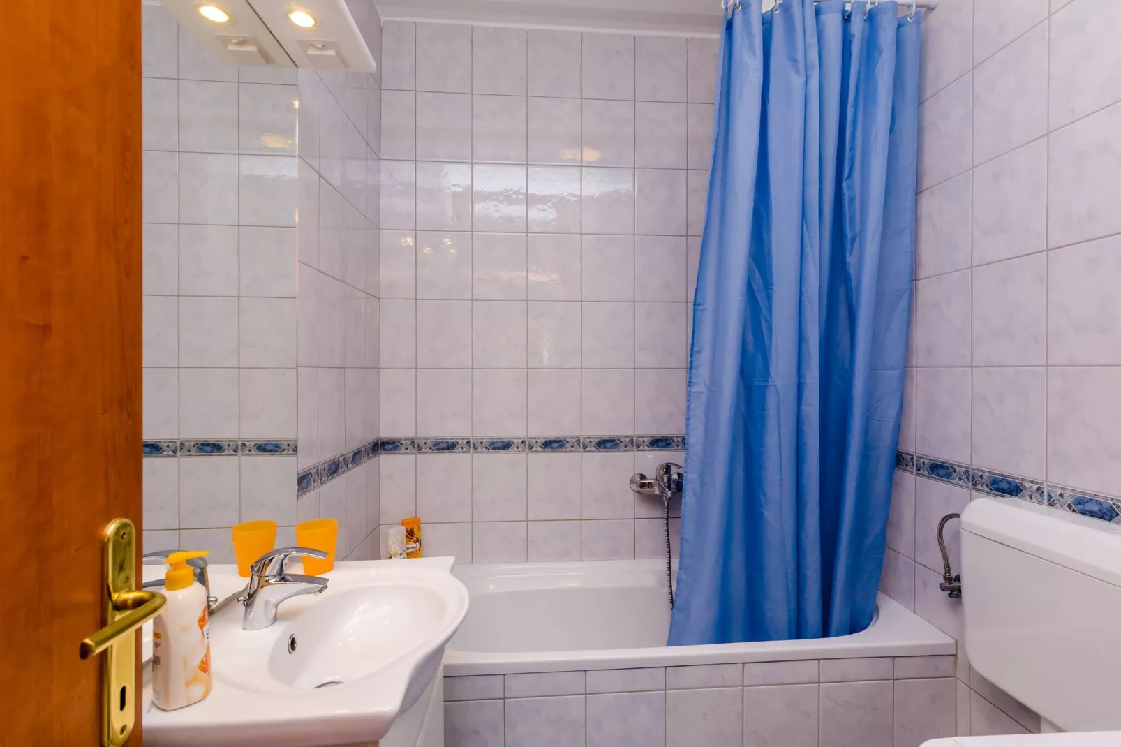 Ana Apartment - One Bedroom Apartment with Balcony-Bathroom