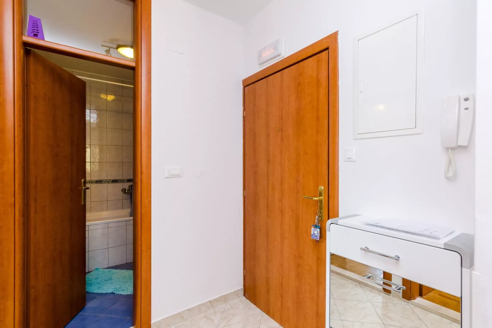 Ana Apartment - One Bedroom Apartment with Balcony-Indoor