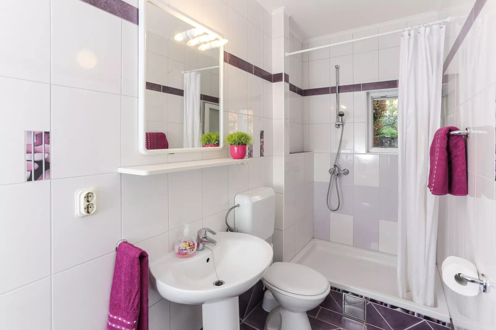Apartments Lina - Three Bedroom Apartment with Two Balconies and Sea View (A2)-Bathroom