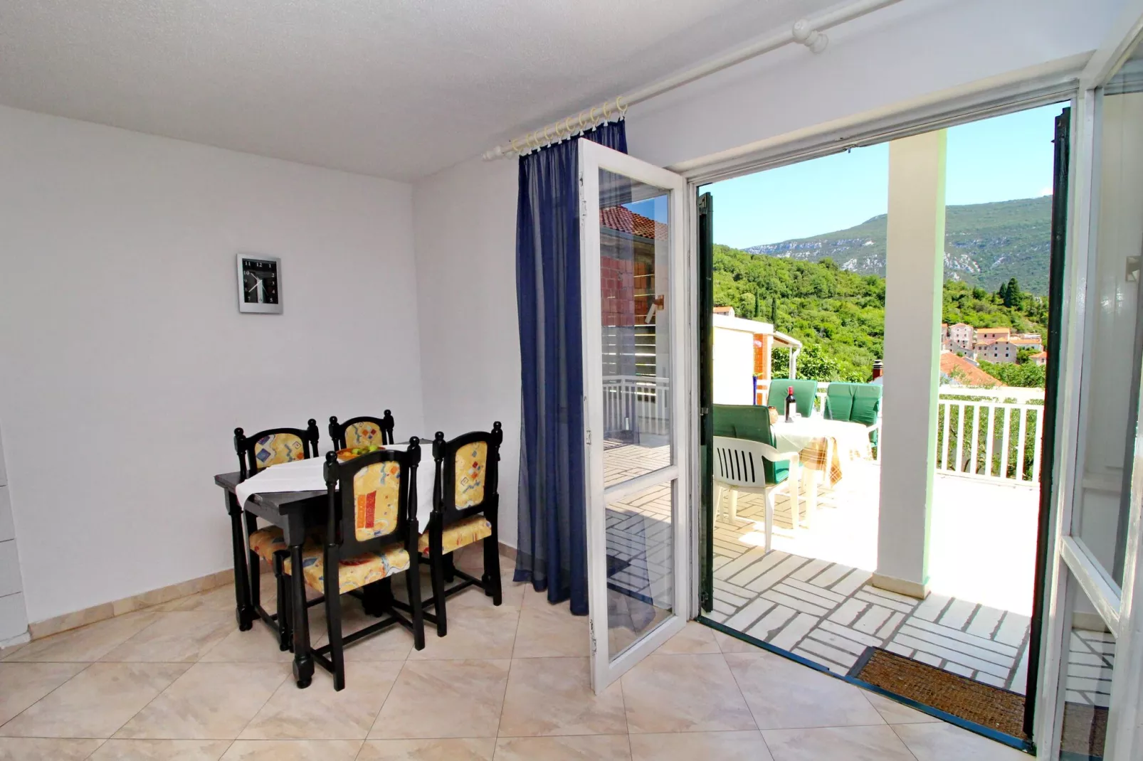Holiday Home Gea - Three Bedroom Holiday Home with Terrace and Partial Sea View-Living room