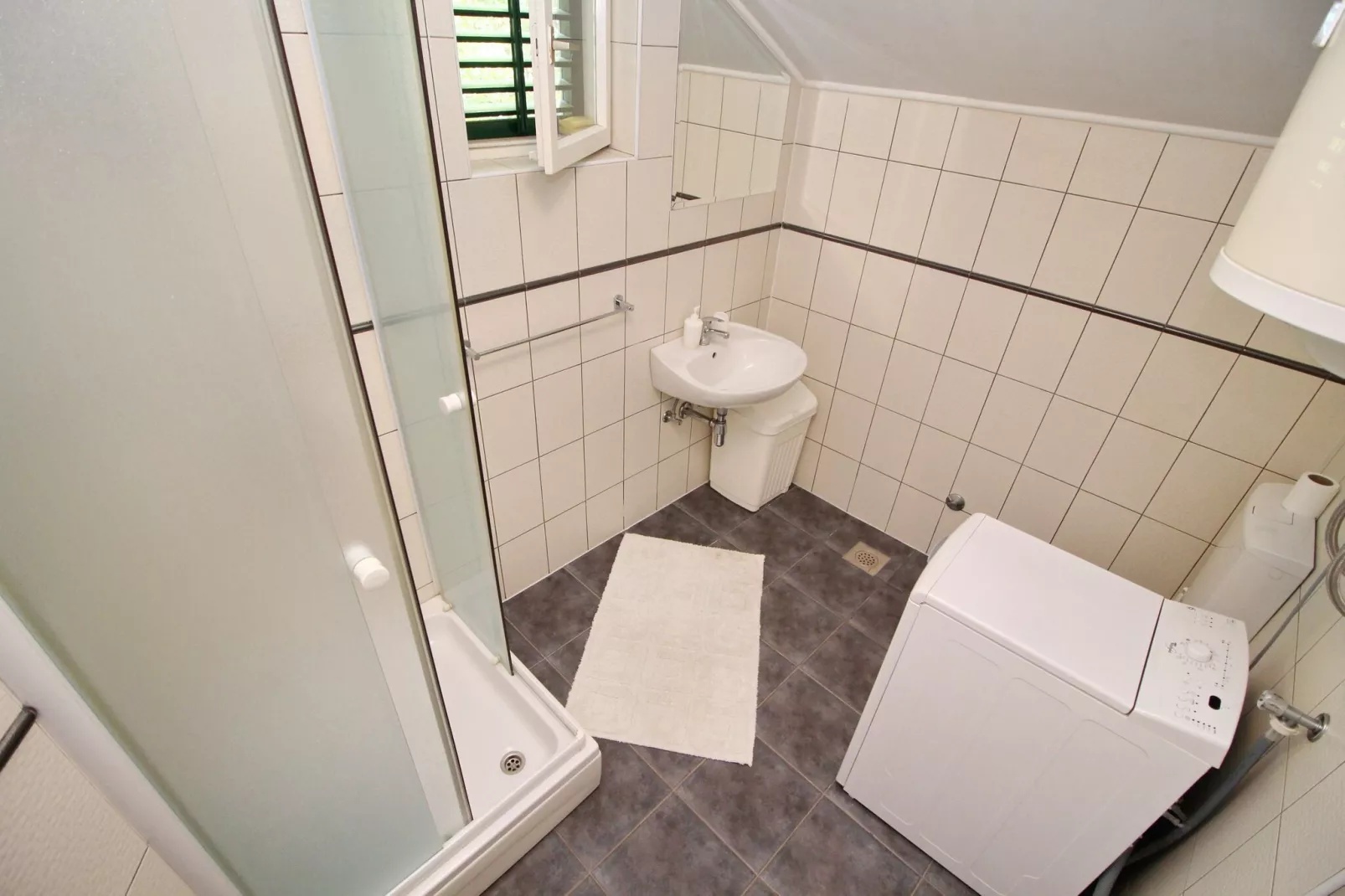 Holiday Home Gea - Three Bedroom Holiday Home with Terrace and Partial Sea View-Bathroom