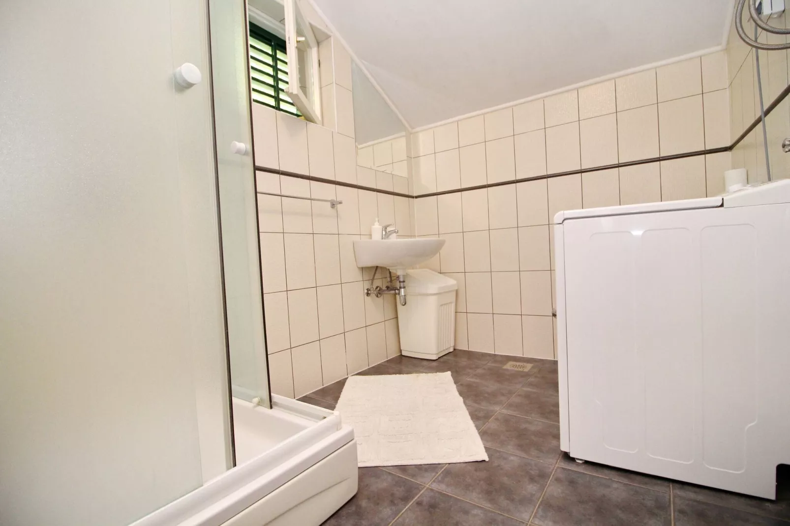 Holiday Home Gea - Three Bedroom Holiday Home with Terrace and Partial Sea View-Bathroom