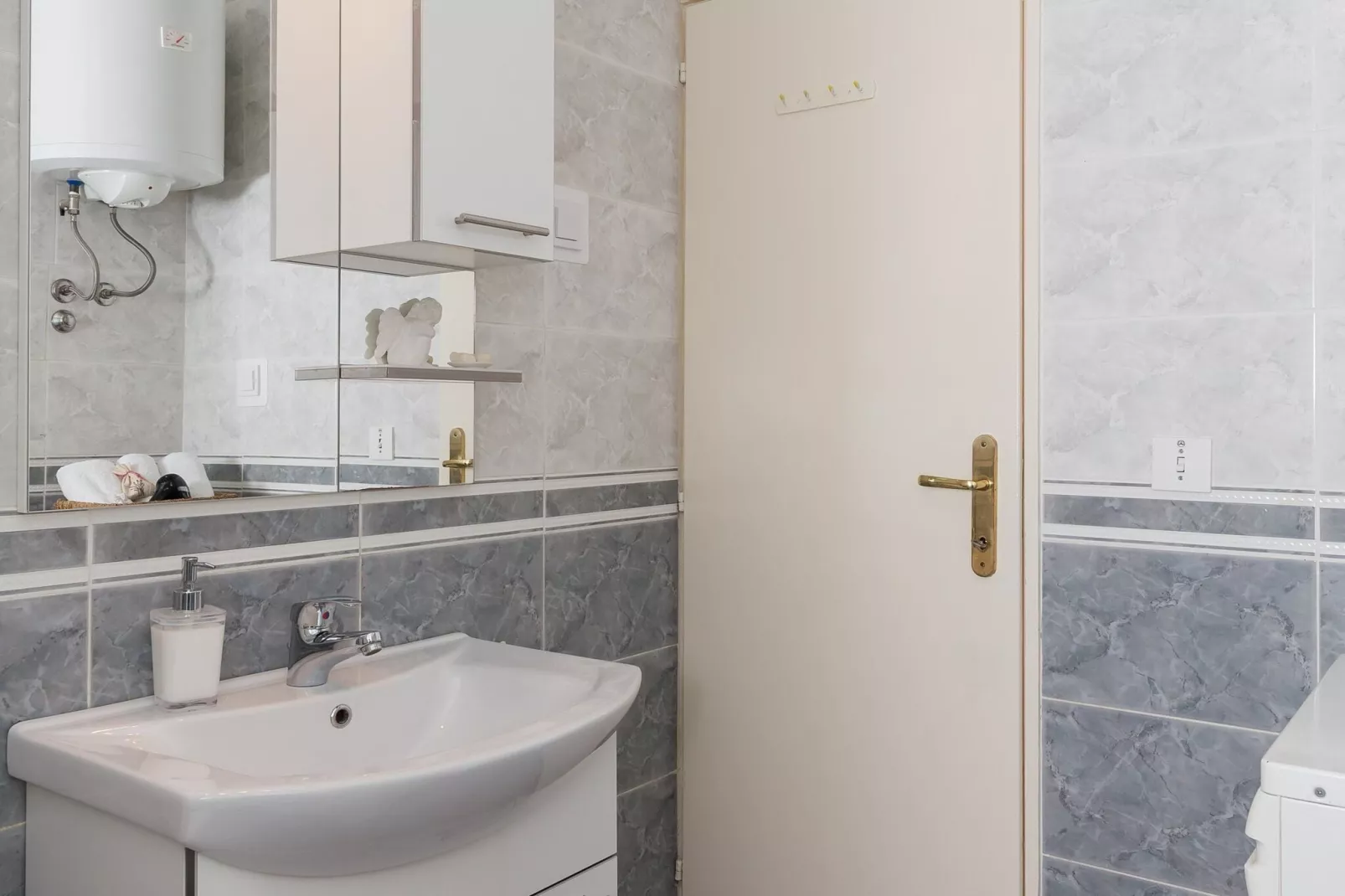 Apartment Merivo - Apartment with Sea View-Bathroom