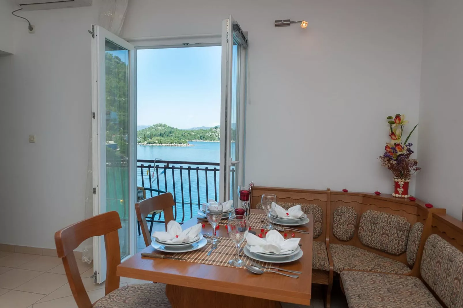 Apartments Tiho & Jelena- One Bedroom Apartment with Balcony and Sea View (Maestral)-Dining room