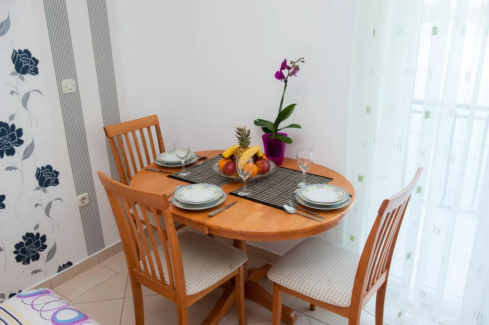 Apartments Tiho  & Jelena - Studio Apartment with Balcony and Sea View (Fureal)-Dining room