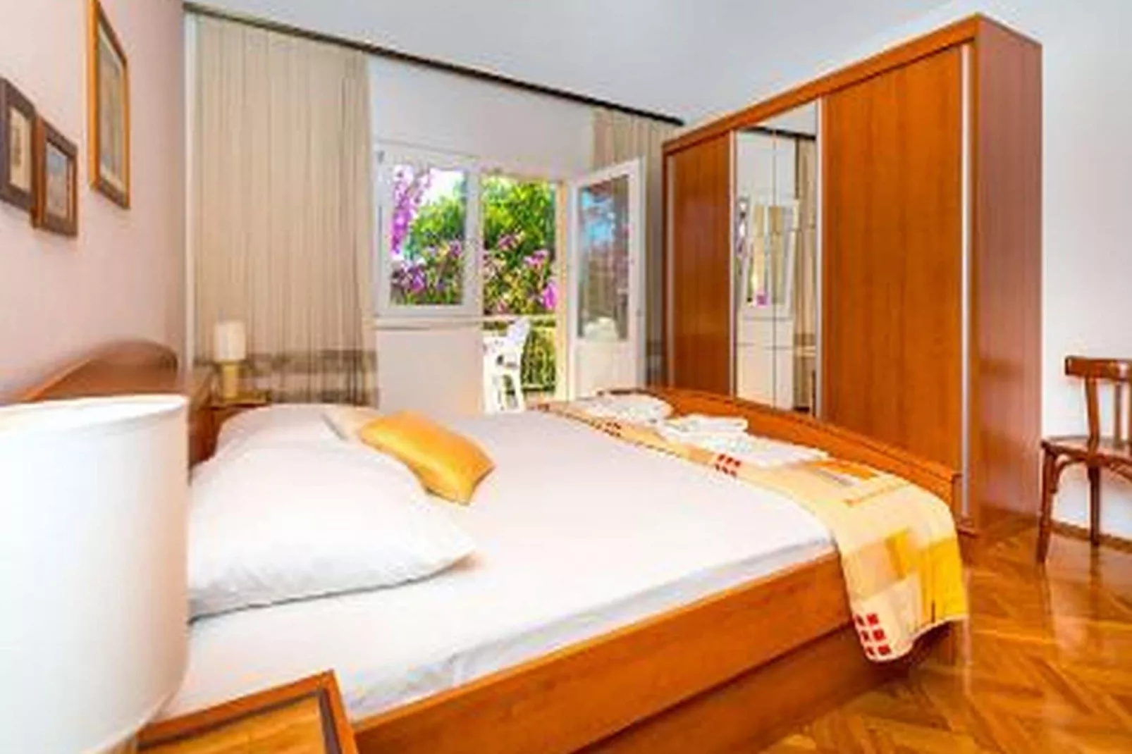 Holiday Home Lido - Three Bedroom Holiday House with Terrace-Chambre