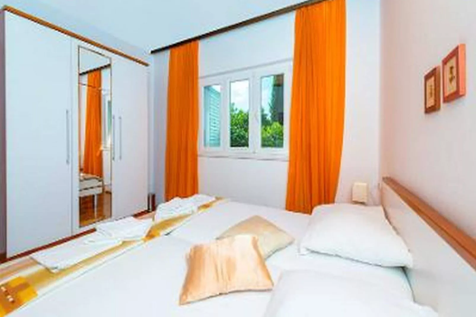 Holiday Home Lido - Three Bedroom Holiday House with Terrace-Chambre