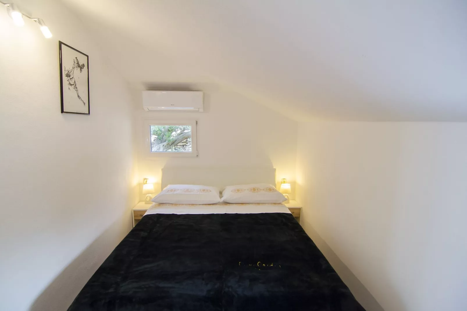 Holiday Home Bliss - Holiday Home with Outdoor Pool and Sea View (ST)-Bedroom