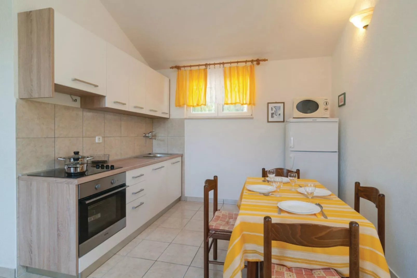Holiday Home Blossom - Four Bedroom Holiday Home with Outdoor Pool and Jacuzzi - (ST)-Cuisine