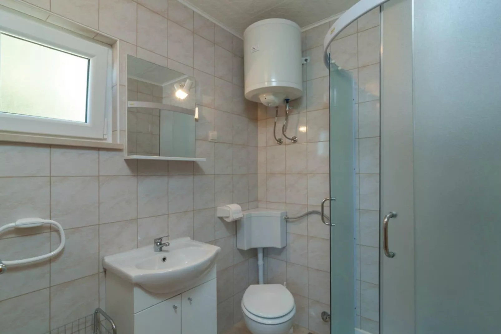 Holiday Home Blossom - Four Bedroom Holiday Home with Outdoor Pool and Jacuzzi - (ST)-Salle de bain