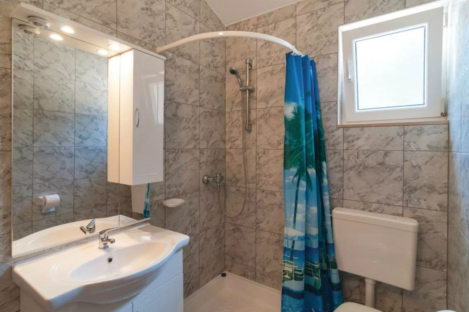 Holiday Home Blossom - Four Bedroom Holiday Home with Outdoor Pool and Jacuzzi - (ST)-Salle de bain
