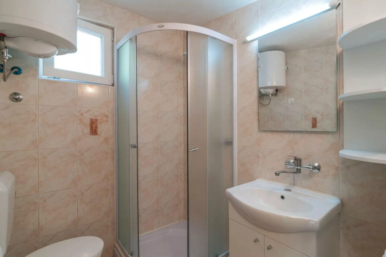 Holiday Home Blossom - Four Bedroom Holiday Home with Outdoor Pool and Jacuzzi - (ST)-Salle de bain