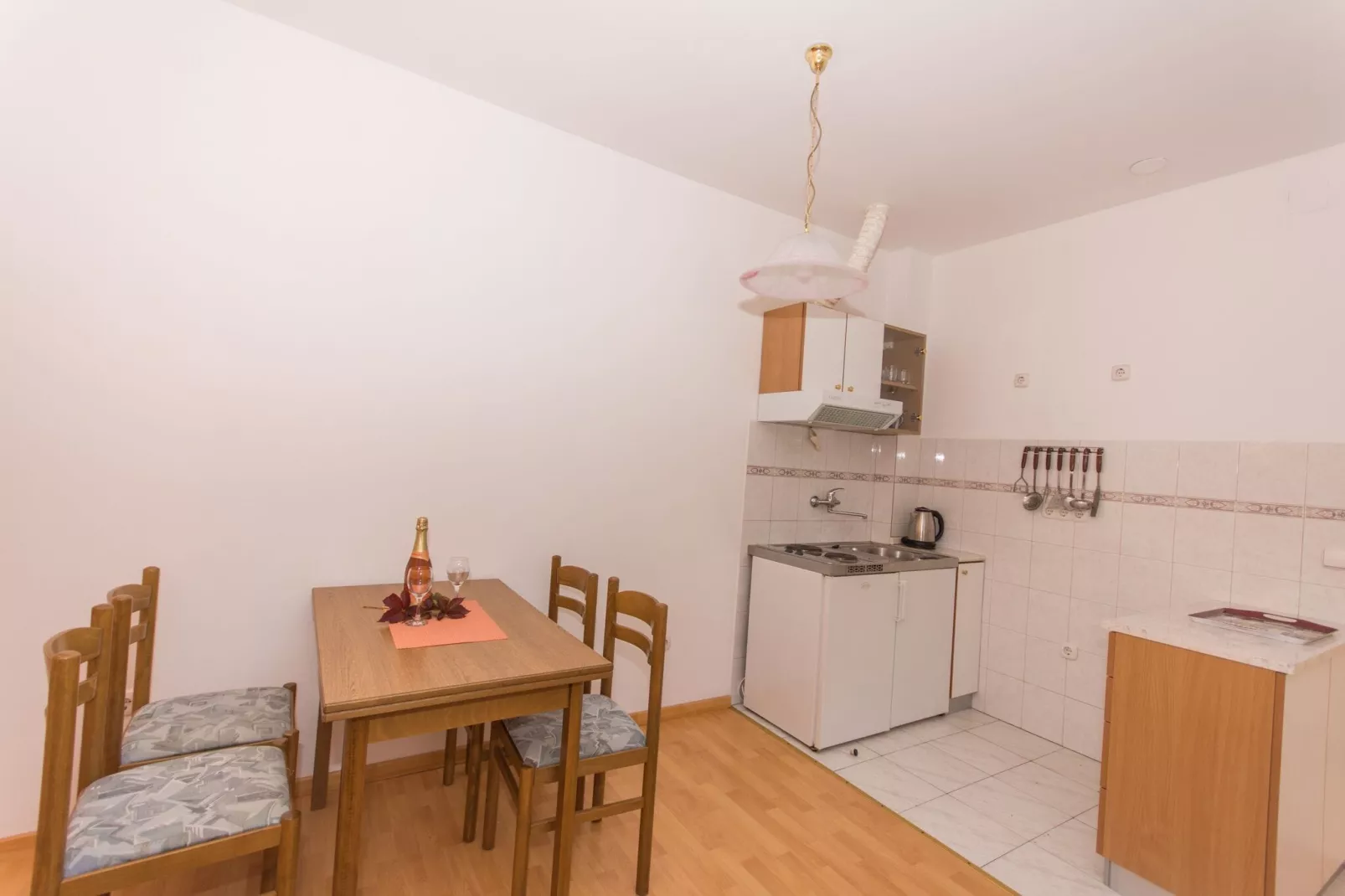 Apartments Mastelić - One Bedroom Apartment with Balcony and Sea View br.1-Kitchen