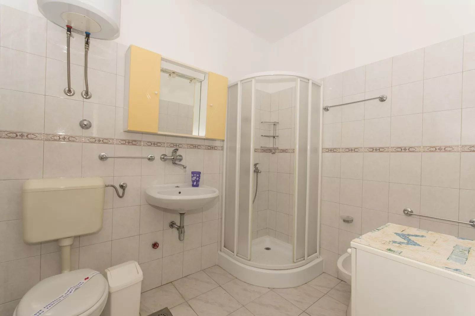 Apartments Mastelić - One Bedroom Apartment with Balcony and Sea View br.1-Bathroom