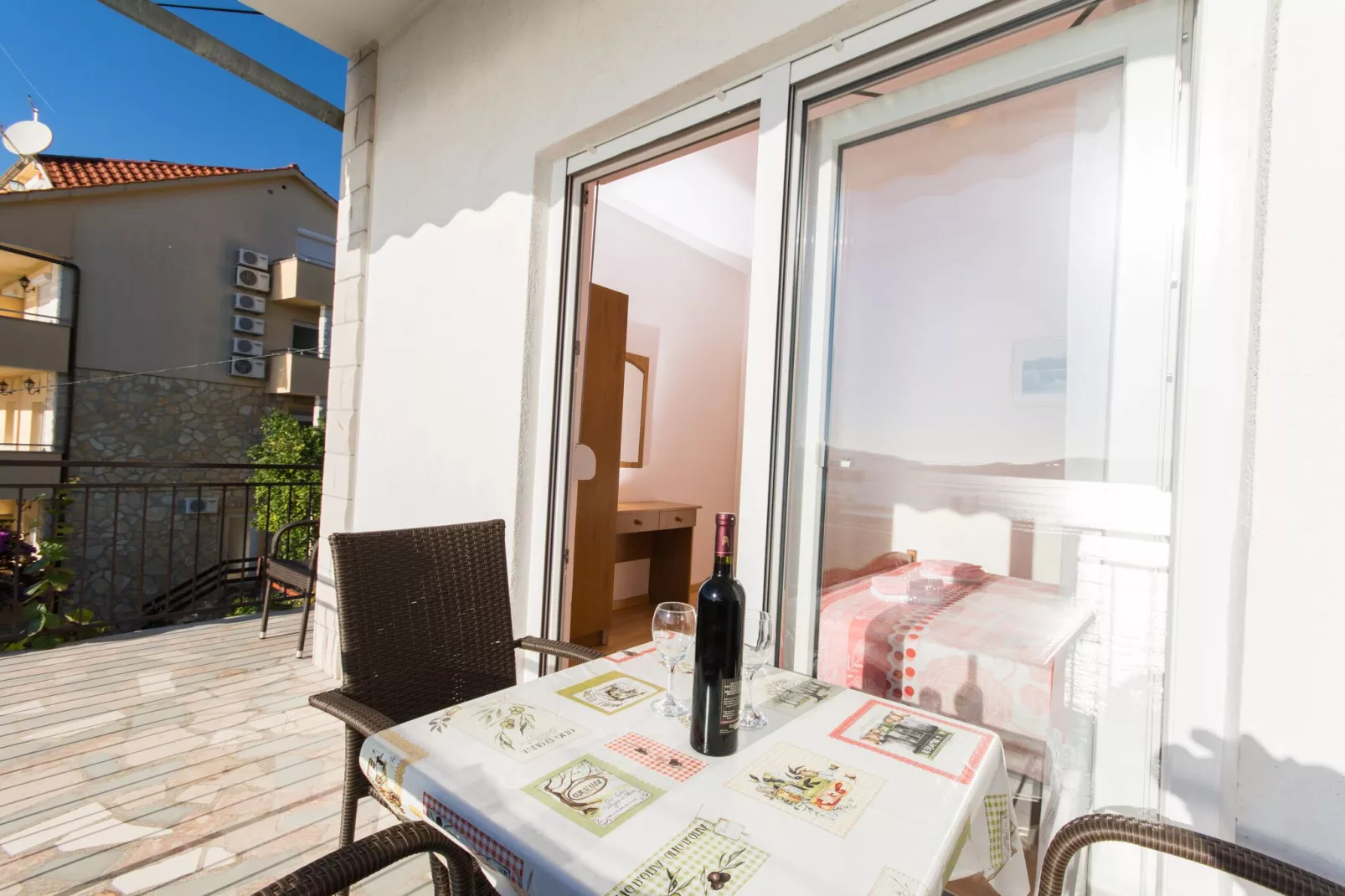Apartments Mastelić - One Bedroom Apartment with Balcony and Sea View br.1-Terrace balcony