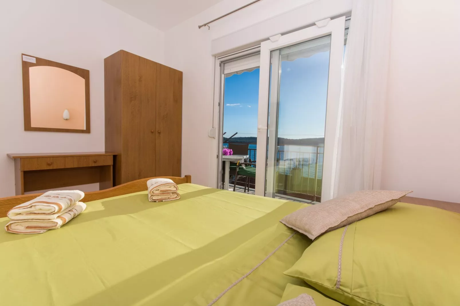 Apartments Mastelić - One Bedroom Apartment with Balcony and Sea View br.2-Bedroom