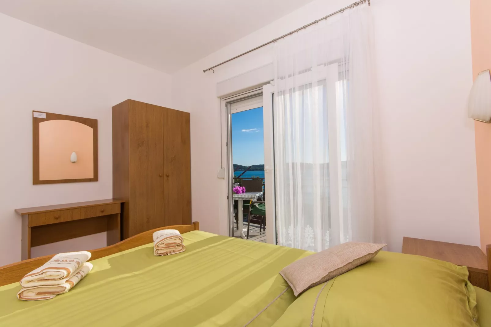Apartments Mastelić - One Bedroom Apartment with Balcony and Sea View br.2-Bedroom