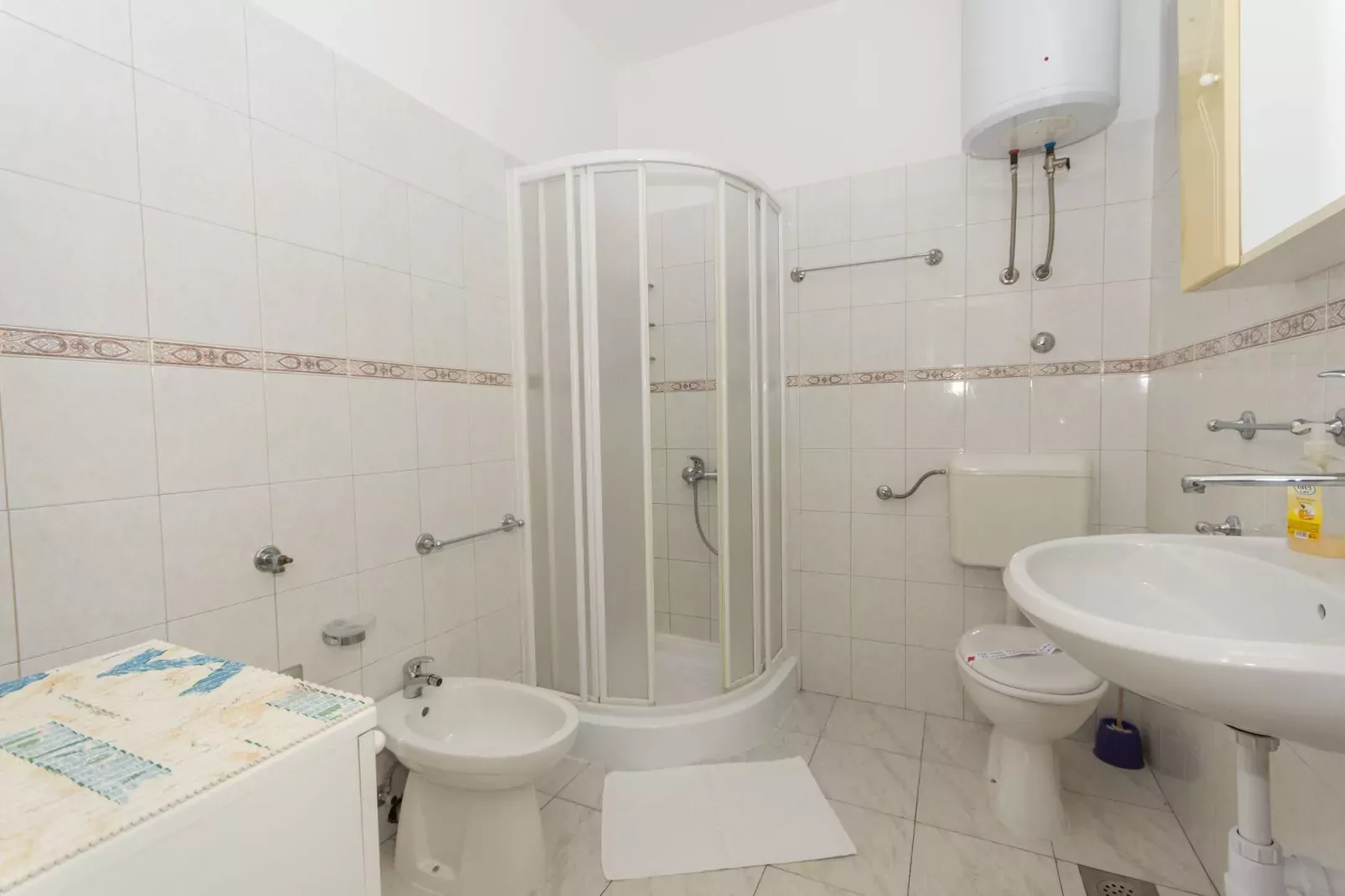 Apartments Mastelić - One Bedroom Apartment with Balcony and Sea View br.2-Bathroom