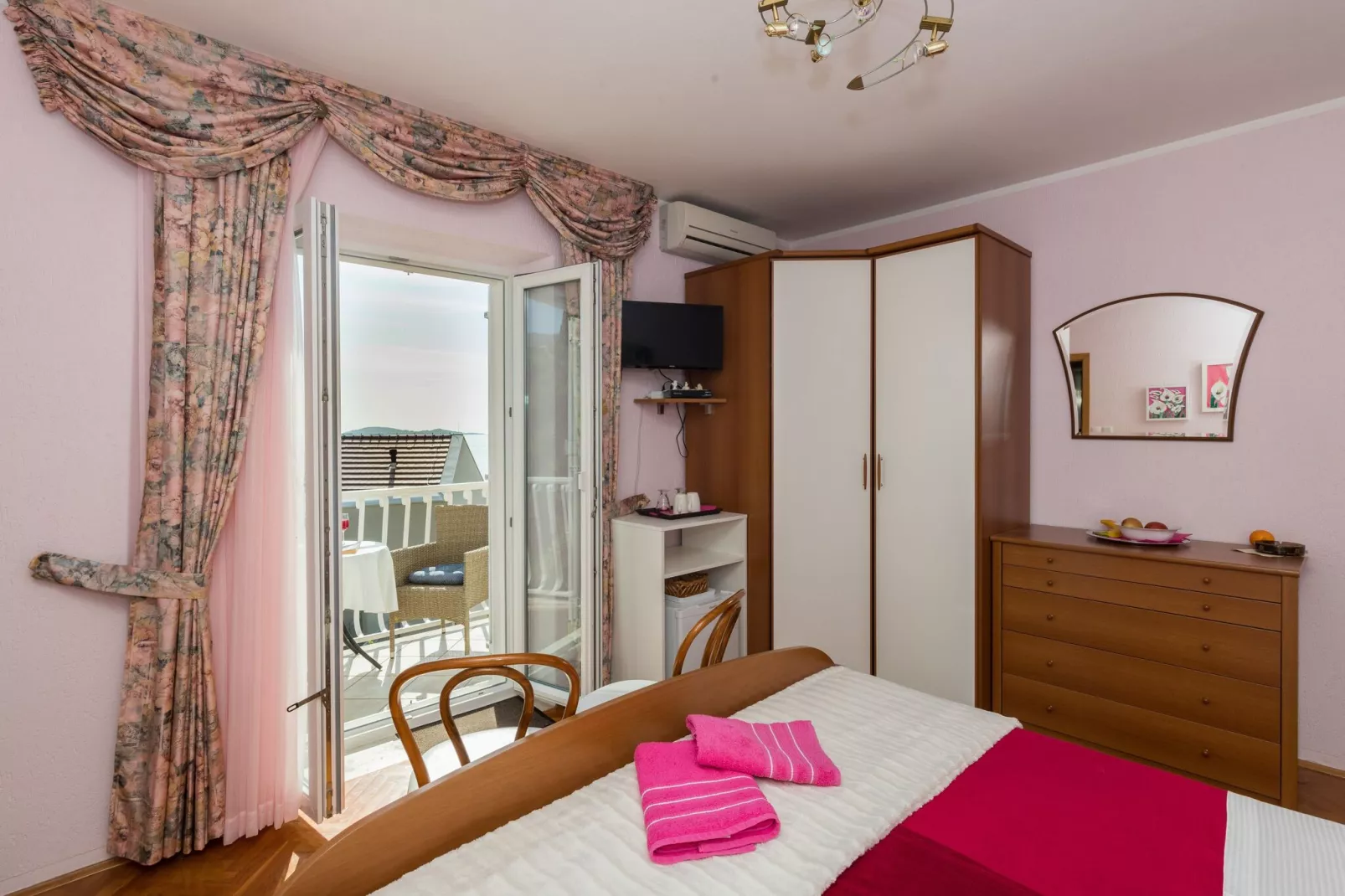 Rooms Tupina by Paulina - Comfort Double Room with Balcony and Sea View (Room 1)-Bedroom